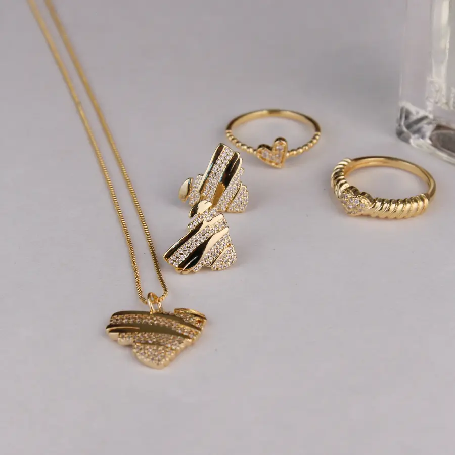 Conjunto Colar e Brinco Coração Cravejado em Zircônia