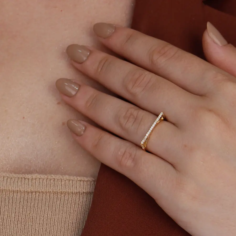 Anel Quadrado Dourado com Zircônias Elegantes