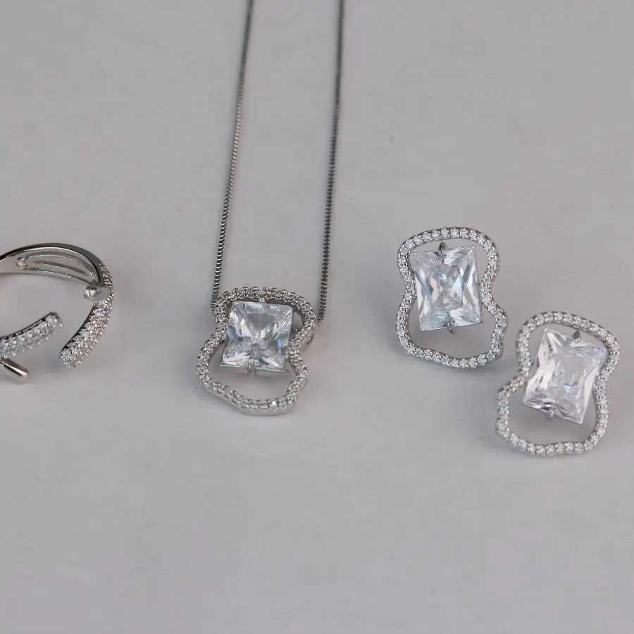 Conjunto Orgânico de Zircônia Cravejado Dourado