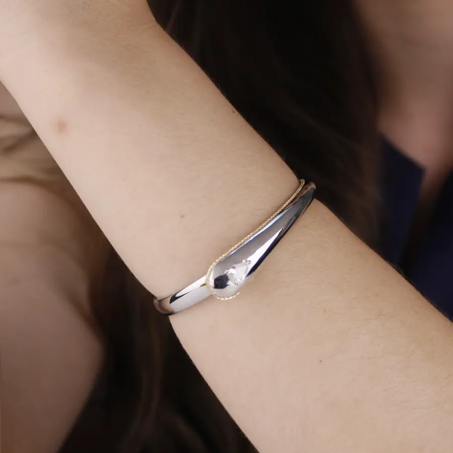 Bracelete Inspiração Liso com Detalhe Cravejado em Zircônia 