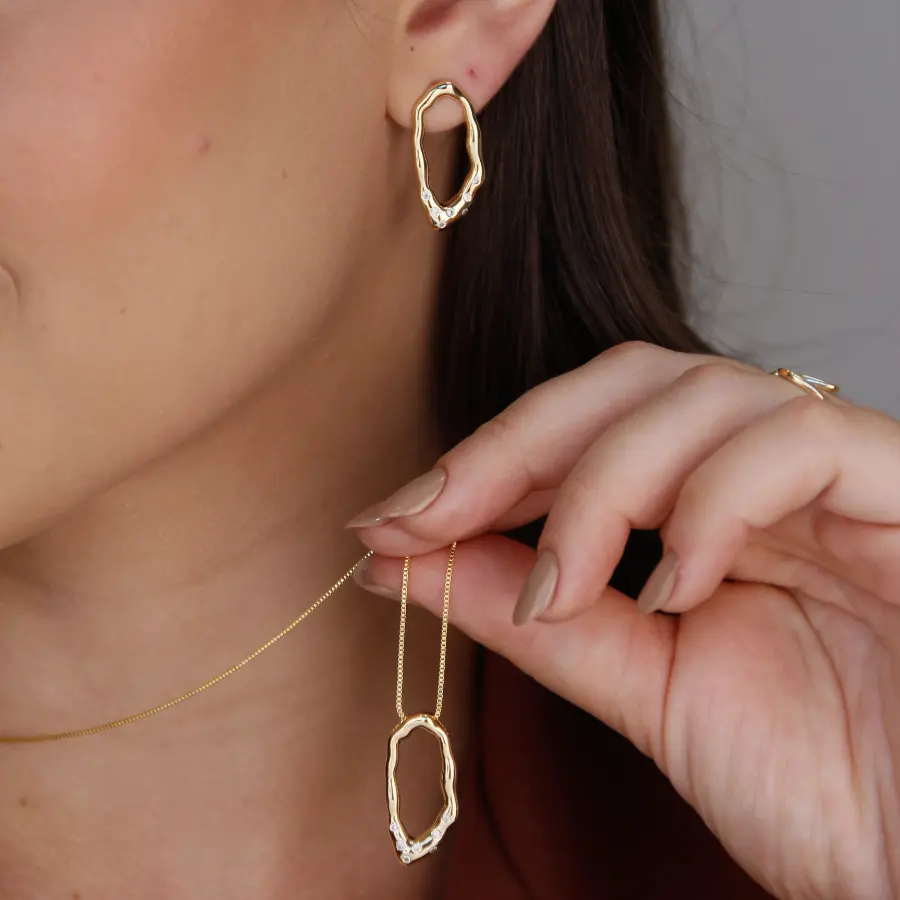 Conjunto Orgânico Elegante com Detalhes em Zircônia