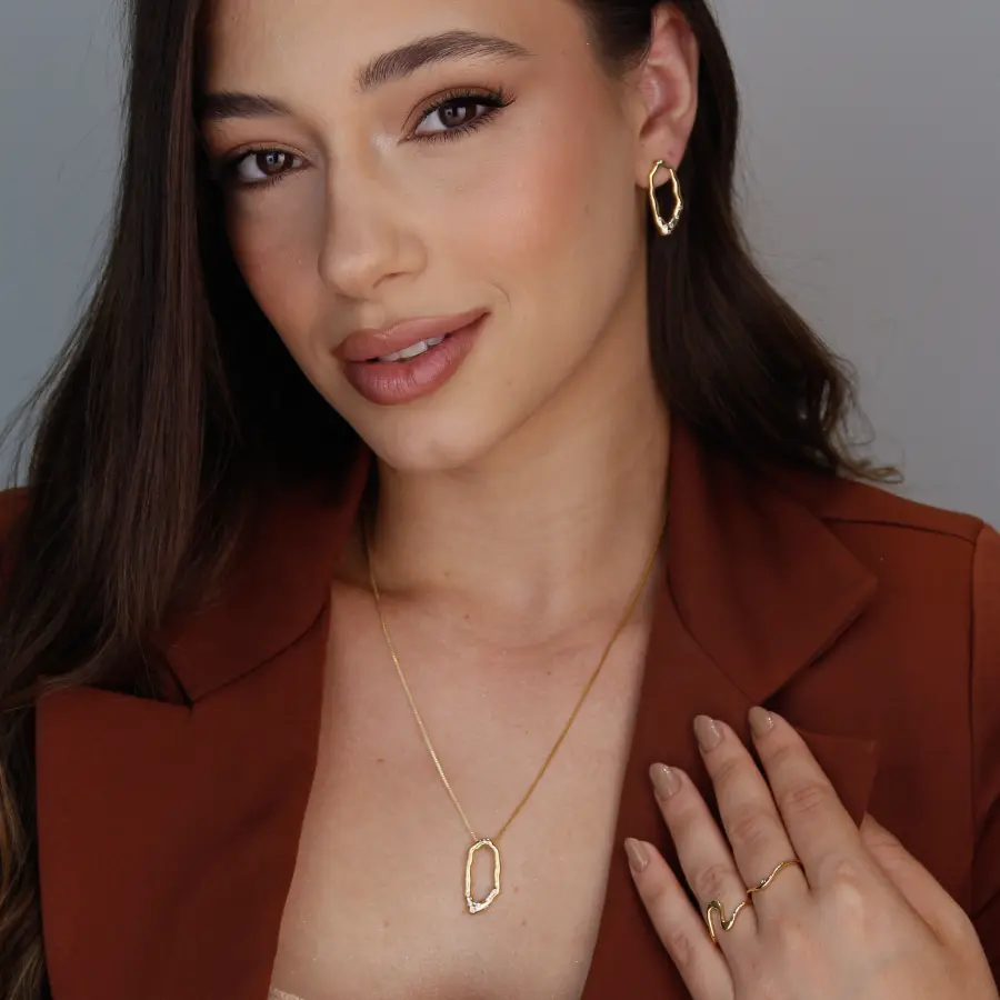 Conjunto Orgânico Elegante com Detalhes em Zircônia