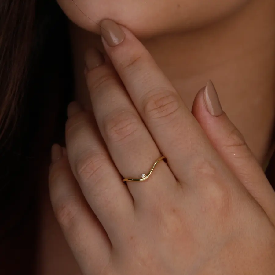 Anel Orgânico Delicado Dourado com Zircônia
