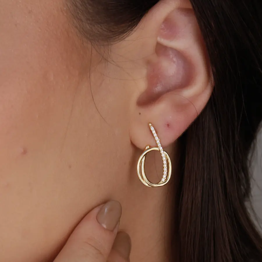 Brinco Dourado Orgânico Cravejado com Zircônias