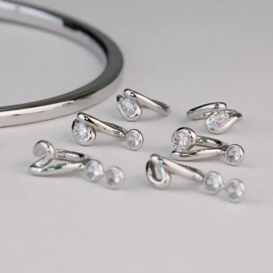 Argola de Click com Detalhe Cravejado em Zircônia 