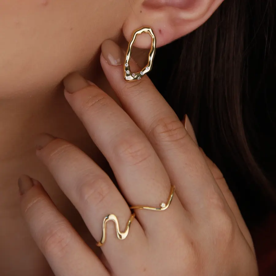 Anel de Ouro Orgânico com Design de Onda