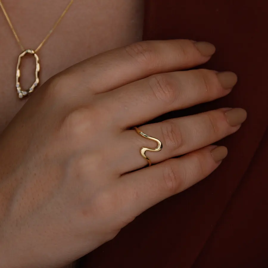 Anel de Ouro Orgânico com Design de Onda