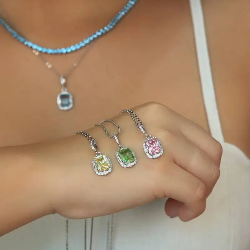 Conjunto Delicado Cravejado em Zircônia 
