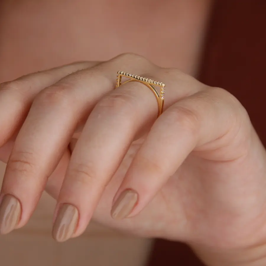 Anel Quadrado Dourado com Zircônias Elegantes